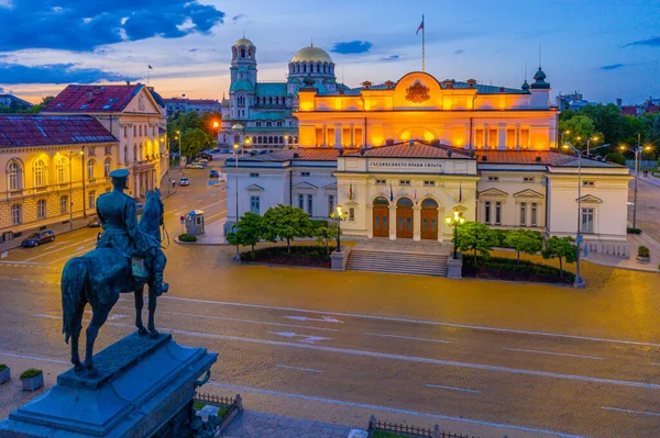 保加利亚共和国国民议会和索菲亚亚历山大 内夫斯基主教座堂的夜景 符号翻译 统一创造力量 — 图库照片