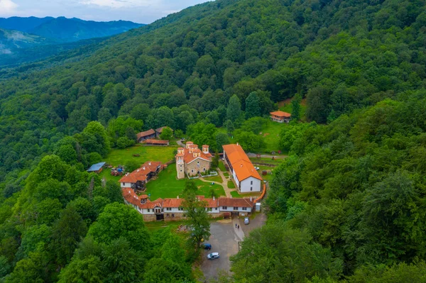 Kutsal Üçlü Manastırı - Bulgaristan 'ın Etropole kenti yakınlarındaki Varovitets