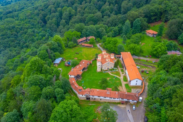 Kutsal Üçlü Manastırı - Bulgaristan 'ın Etropole kenti yakınlarındaki Varovitets