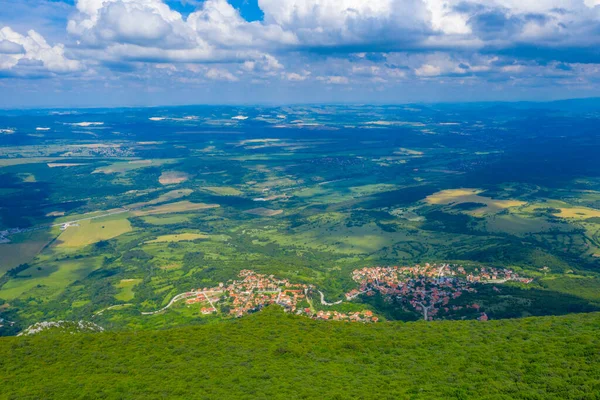 ブルガリアの町パヴォルチェの空中写真 — ストック写真