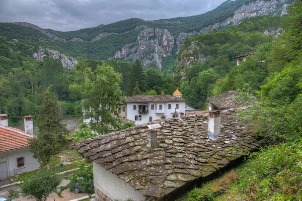 Bulgaristan 'ın İskar Nehri kıyısında yer alan Cherepish manastırı