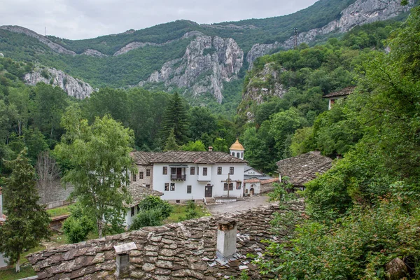 Bulgaristan 'ın İskar Nehri kıyısında yer alan Cherepish manastırı