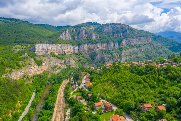 Bulgaristan 'ın Lakatnik köyünün üzerinde kayalar var
