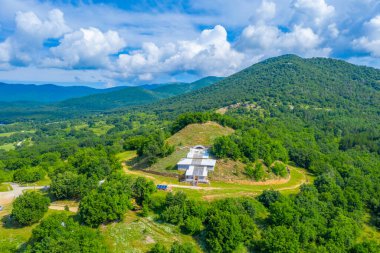 Bulgaristan 'ın Starosel kentindeki Trakya mezarının hava görüntüsü