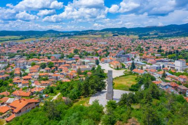 Bulgaristan 'ın Panagyurishte kentinin manzarası Ulusal Anma Kompleksi Apriltsi' den 