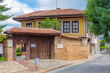 Bulgaristan 'ın Panagyurishte kentinde Tuteva evi (tabelada yazılı)