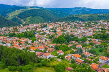 Bulgar kenti Klisura 'nın hava manzarası