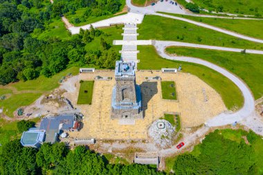 1877-1878 yılları arasında Bulgaristan 'da Shipka Geçidi' nde gerçekleşen savaşı anan Özgürlük Anıtı