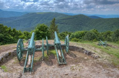 1877-1878 yılları arasında Bulgaristan 'da Shipka' daki eski toplar geçti.