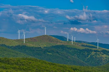 Bulgaristan 'ın orta Balkan sıradağları üzerinde rüzgar türbinleri