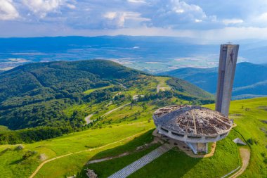 Bulgaristan 'ın Buzludzha zirvesinde Bulgar Komünist Partisi Heykeli