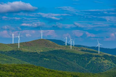 Bulgaristan 'ın orta Balkan sıradağları üzerinde rüzgar türbinleri