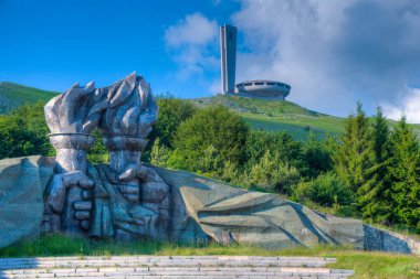 Bulgaristan 'ın Buzludzha zirvesinde Bulgar Komünist Partisi Heykeli