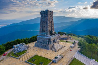 1877-1878 yılları arasında Bulgaristan 'da Shipka Geçidi' nde gerçekleşen savaşı anan Özgürlük Anıtı