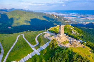 1877-1878 yılları arasında Bulgaristan 'da Shipka Geçidi' nde gerçekleşen savaşı anan Özgürlük Anıtı