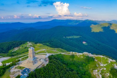1877-1878 yılları arasında Bulgaristan 'da Shipka Geçidi' nde gerçekleşen savaşı anan Özgürlük Anıtı