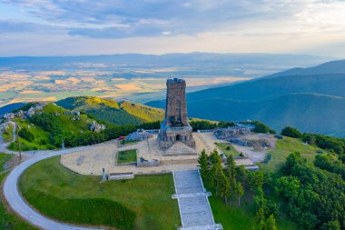 1877-1878 yılları arasında Bulgaristan 'da Shipka Geçidi' nde gerçekleşen savaşı anan Özgürlük Anıtı