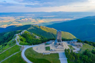 1877-1878 yılları arasında Bulgaristan 'da Shipka Geçidi' nde gerçekleşen savaşı anan Özgürlük Anıtı