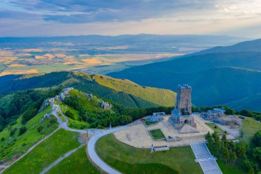 1877-1878 yılları arasında Bulgaristan 'da Shipka Geçidi' nde gerçekleşen savaşı anan Özgürlük Anıtı