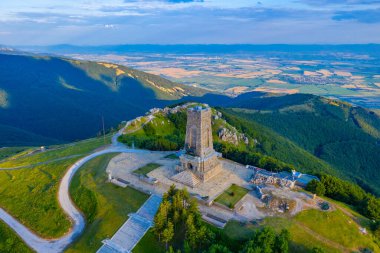 1877-1878 yılları arasında Bulgaristan 'da Shipka Geçidi' nde gerçekleşen savaşı anan Özgürlük Anıtı