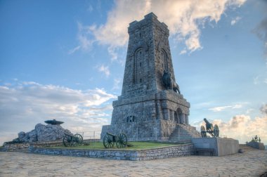 1877-1878 yılları arasında Bulgaristan 'da Shipka Geçidi' nde gerçekleşen savaşı anan Özgürlük Anıtı