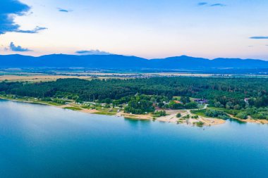 Bulgaristan 'da Koprinka barajının günbatımı hava manzarası
