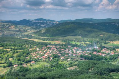 Bulgaristan 'ın Kardzhali kenti yakınlarındaki Doğu Rodopes dağının manzarası