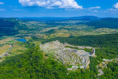 Bulgaristan 'ın Kardzhali kenti yakınlarındaki Doğu Rodopes dağının manzarası