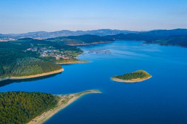 Bulgaristan 'daki Kardzhali barajının hava manzarası