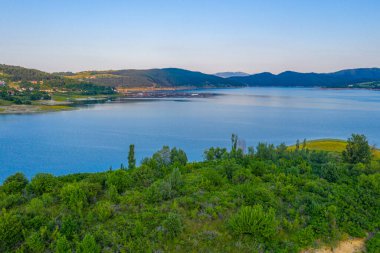 Bulgaristan 'daki Kardzhali barajının hava manzarası