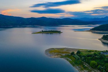 Bulgaristan 'daki Kardzhali barajının hava manzarası