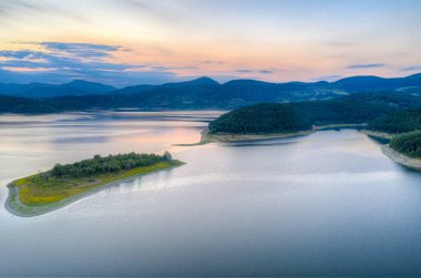 Bulgaristan 'daki Kardzhali barajının hava manzarası
