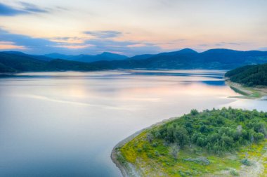 Bulgaristan 'daki Kardzhali barajının hava manzarası