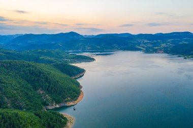 Bulgaristan 'daki Kardzhali barajının hava manzarası