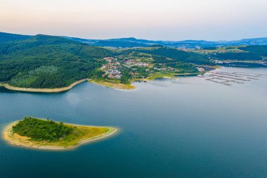 Bulgaristan 'ın Kardzhali barajındaki Glavatartsi köyünün hava manzarası