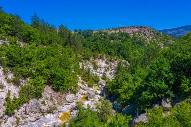 Bulgaristan 'ın Doğu Rhodopes dağlarında küçük bir dere vadisi
