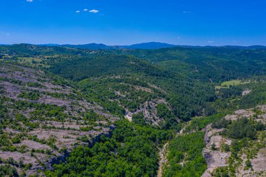 Bulgaristan 'ın Doğu Rhodopes dağlarında küçük bir dere vadisi