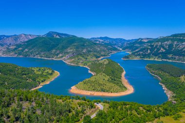 Bulgaristan 'ın Ribartsi köyü yakınlarındaki Arda Nehri' nin kıvrımları