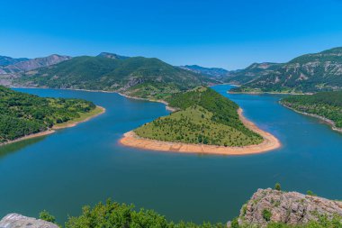Bulgaristan 'ın Ribartsi köyü yakınlarındaki Arda Nehri' nin kıvrımları