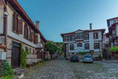 Bulgaristan 'ın Zlatograd kentindeki Etnoğrafya kompleksindeki tarihi müze (Kiril alfabesiyle yazılmış)