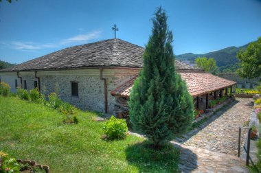 Bulgaristan 'ın Zlatograd kentindeki Tanrı' nın Annesi Kilisesi 'nin Yatakhanesi