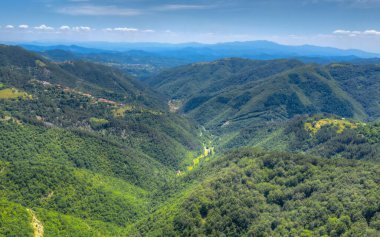 Bulgaristan 'ın Smoljan kenti yakınlarındaki Doğu Rodopes dağının manzarası