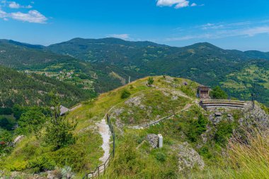 Bulgaristan 'ın Rodos dağlarındaki Momchilova krepost kalesi