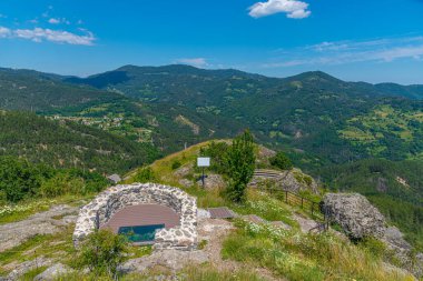 Bulgaristan 'ın Rodos dağlarındaki Momchilova krepost kalesi