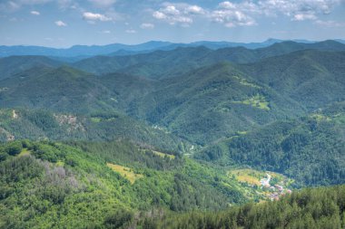 Bulgaristan 'ın Smoljan kenti yakınlarındaki Doğu Rodopes dağının manzarası