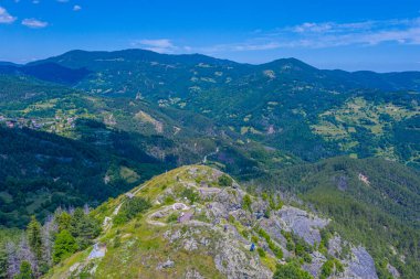 Bulgaristan 'ın Rodos dağlarındaki Momchilova krepost kalesi