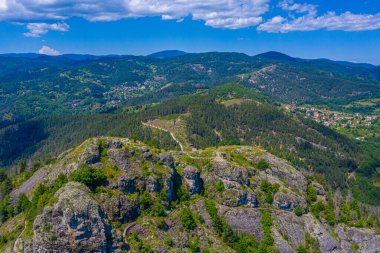 Bulgaristan 'ın Rodos dağlarındaki Momchilova krepost kalesi