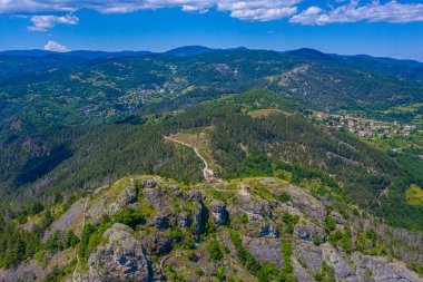 Bulgaristan 'ın Rodos dağlarındaki Momchilova krepost kalesi