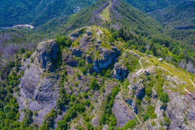 Bulgaristan 'ın Rodos dağlarındaki Momchilova krepost kalesi