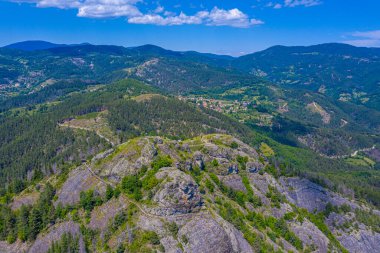 Bulgaristan 'ın Rodos dağlarındaki Momchilova krepost kalesi